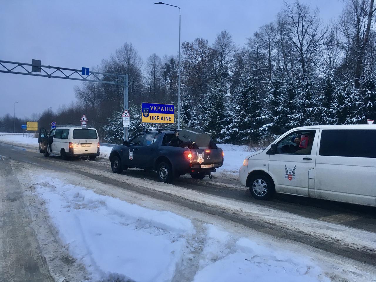 Convoi de dali bude à la frontière ukrainienne sous la neige