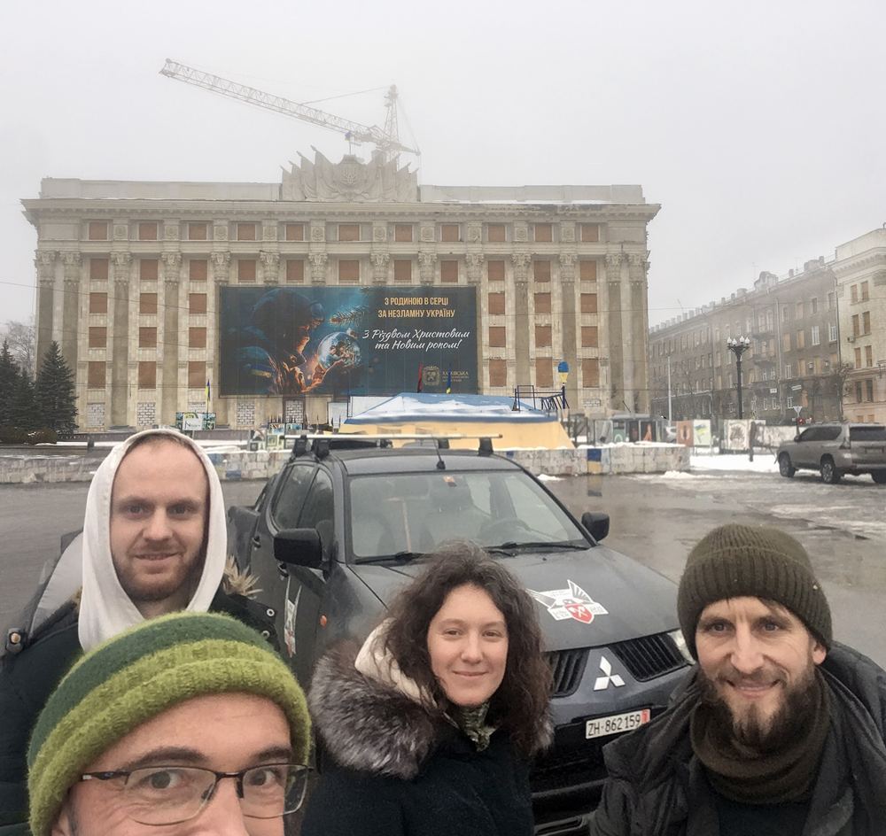 L’équipe de dali bude devant le bâtiment administratif de Kharkiv